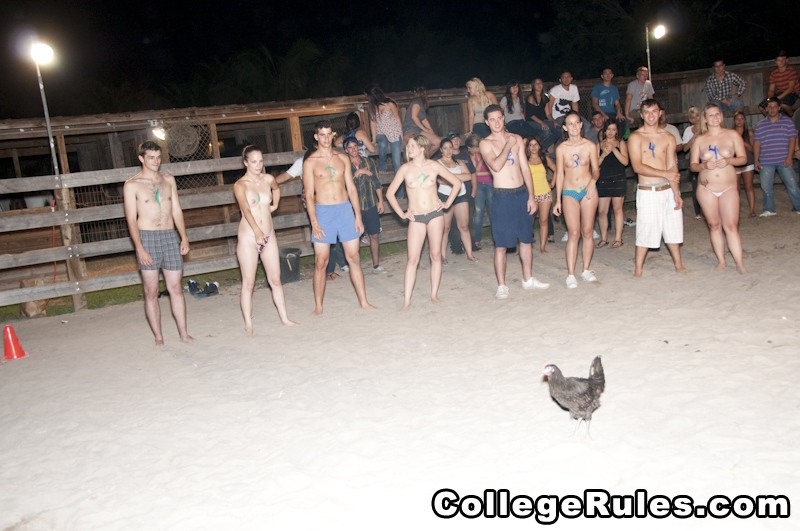 Las universitarias se emborrachan y le hacen una mamada a todos los hombres
 #74494151