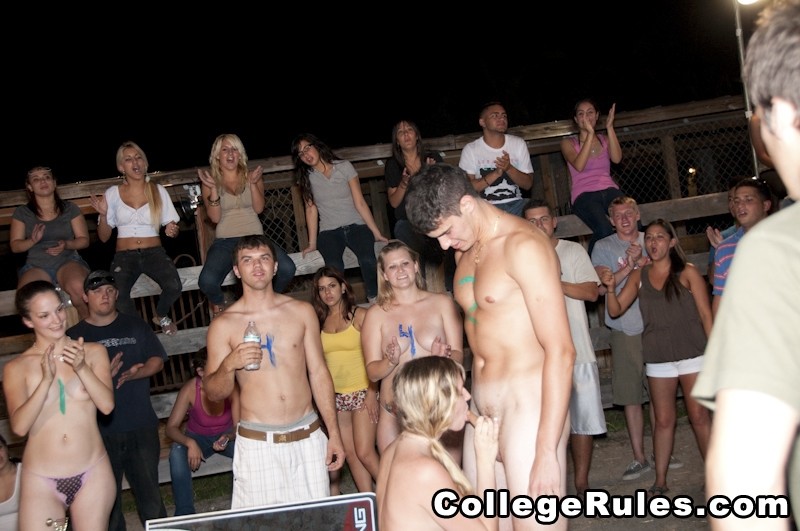 Las universitarias se emborrachan y le hacen una mamada a todos los hombres
 #74494184