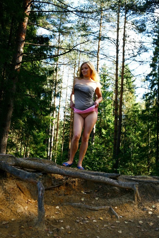 Hübsches blondes Babe mit großen Titten pisst in den Wald
 #76570322