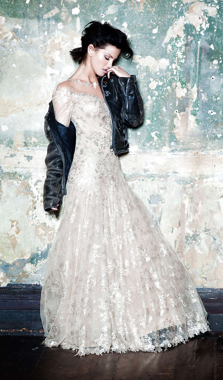 サラ・ハーディング、パパラッチ写真の中で主要なアップスカートを着用し、ランジェリーでポーズをとる
 #75301919