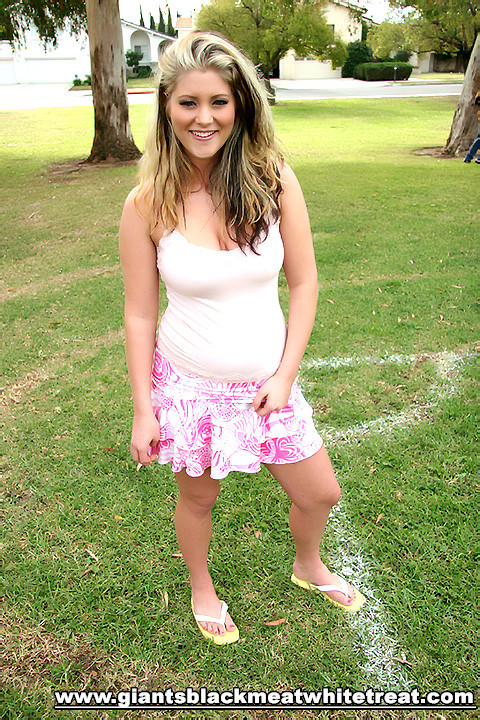 Dos gigantescos palos de carne negra se follan a esta rubia llamada Bailey
 #77789219