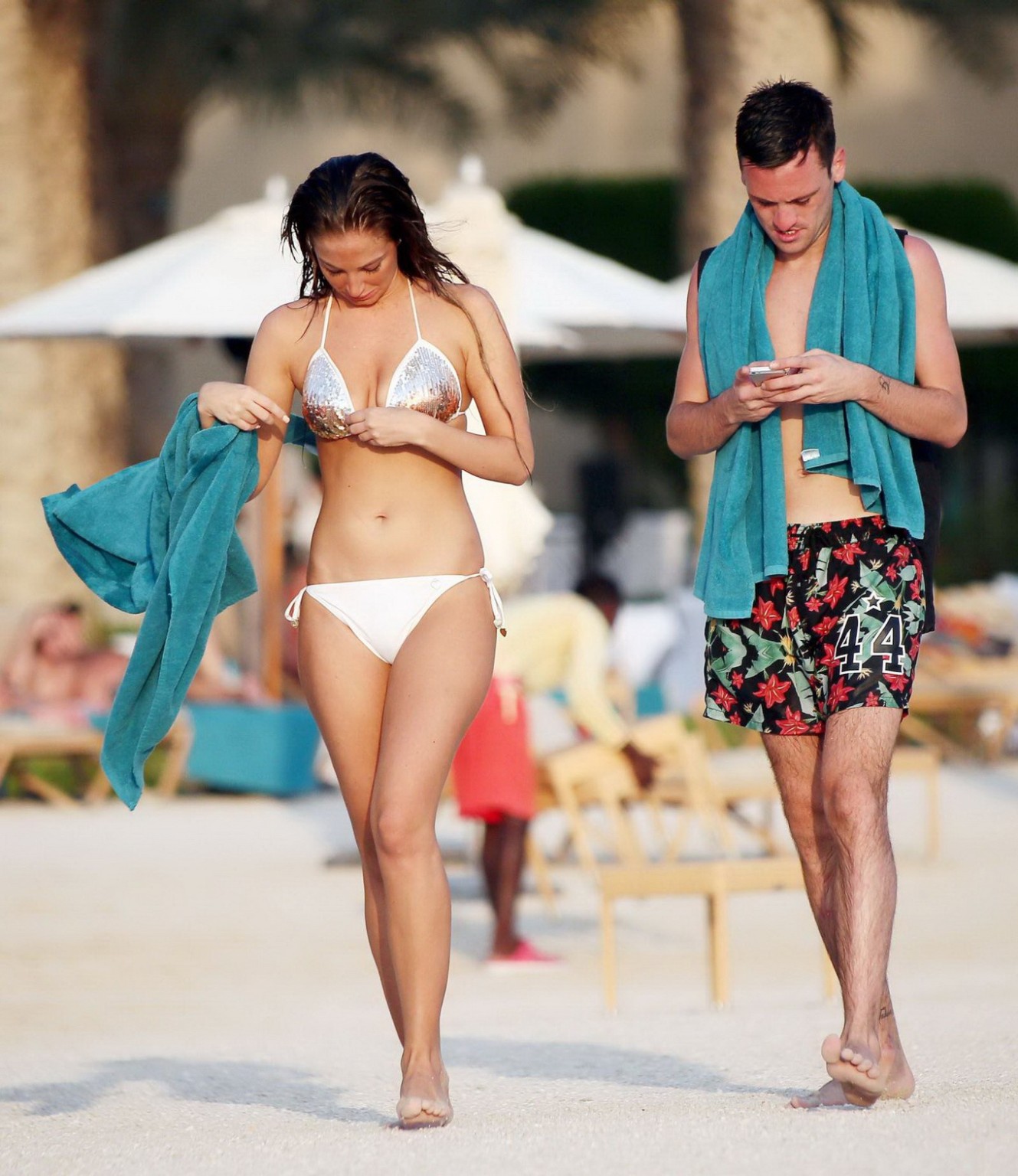 Tulisa contostavlos portant un minuscule bikini blanc scintillant à la plage de Dubaï
 #75214652
