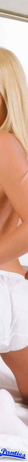 Aaliyah amor calcetines deportivos y bragas de algodón blanco bikini jugando en la cama
 #72632531