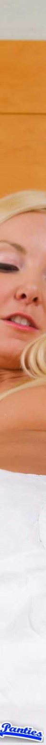 Aaliyah amor calcetines deportivos y bragas de algodón blanco bikini jugando en la cama
 #72632550