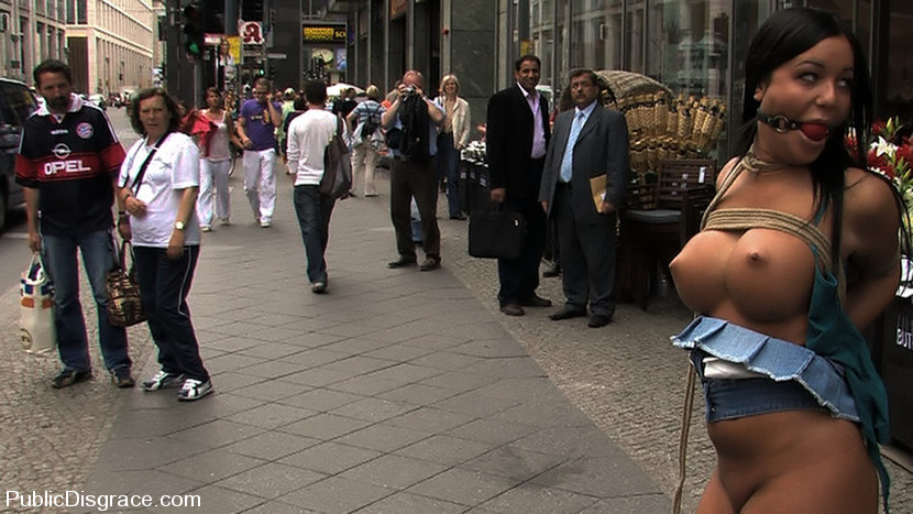 Une brune bien roulée se fait attacher et baiser dans les rues d'Europe !
 #70091060