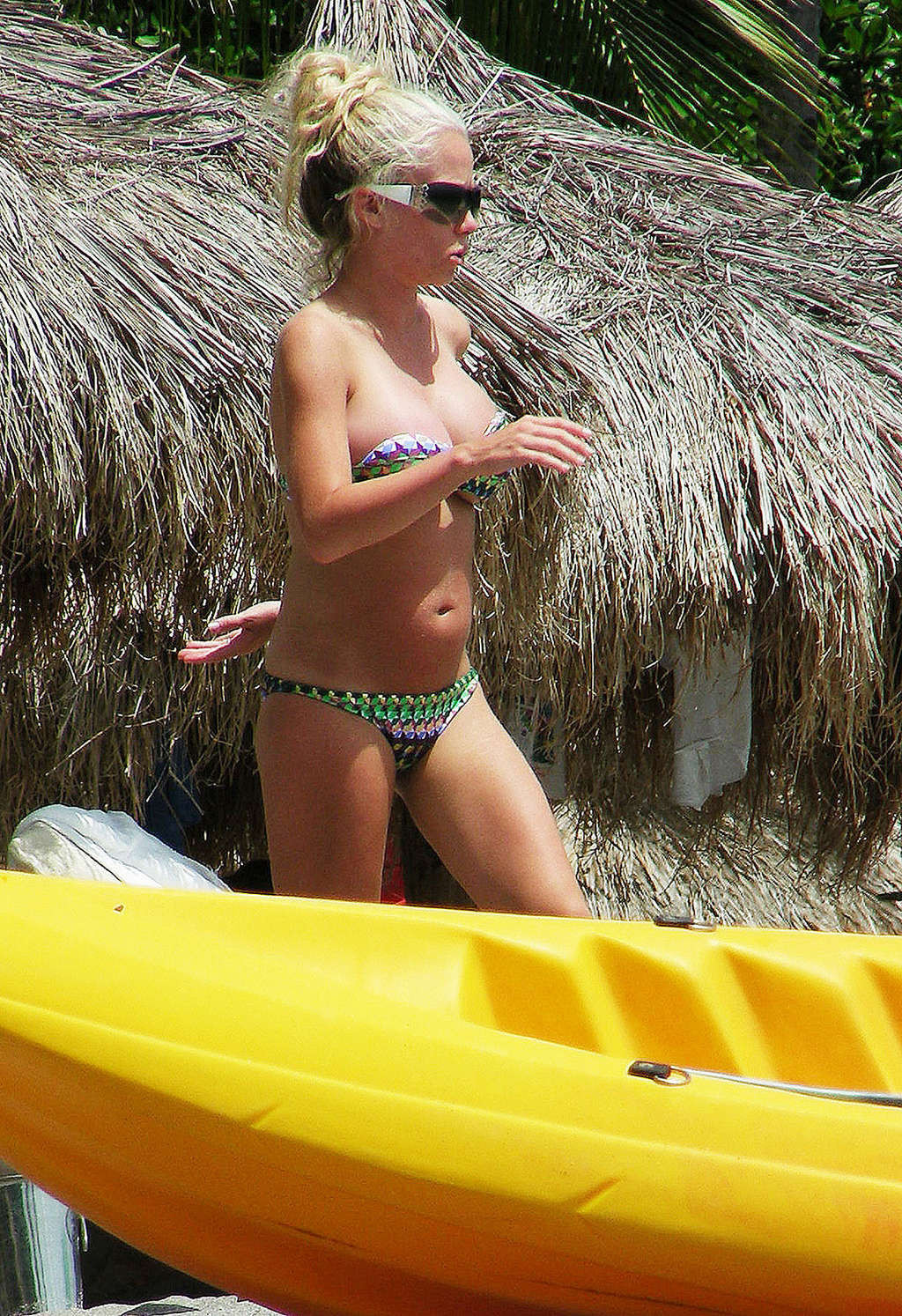 Kendra Wilkinson showing her amazing sexy body and hot ass in bikini #75359698