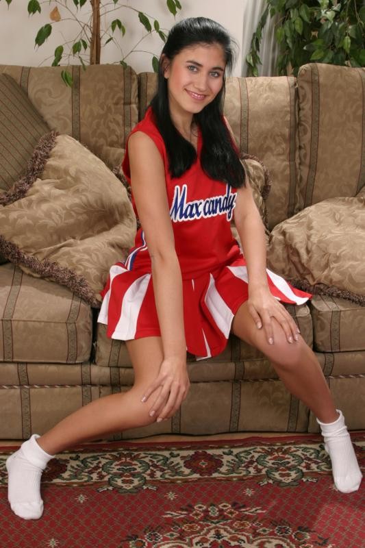 Animadora cachonda rellenando su coño afeitado con un consolador
 #72842374