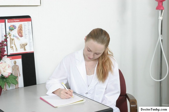 Jeune passant un examen médical gynécologique avec une infirmière
 #73286005