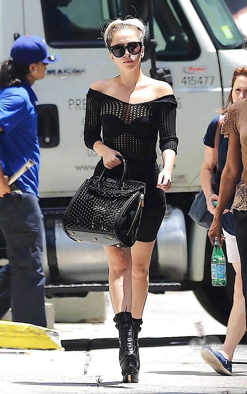 Lady Gaga expose son corps sexy dans une robe transparente dans la rue.
 #75226649