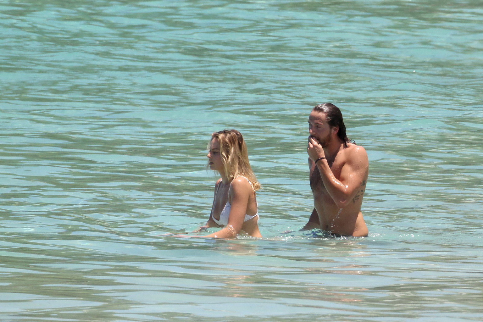 Margot robbie recibiendo manoseo de culo en diminuto bikini blanco
 #75143543