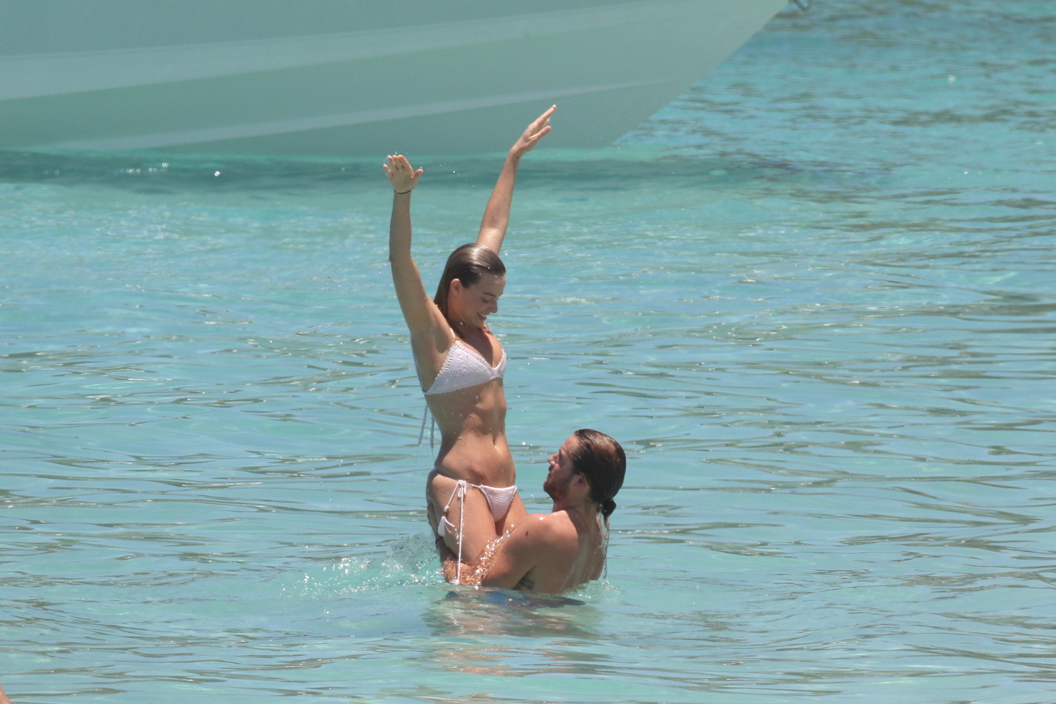 Margot Robbie se fait tripoter le cul dans un minuscule bikini blanc
 #75143587