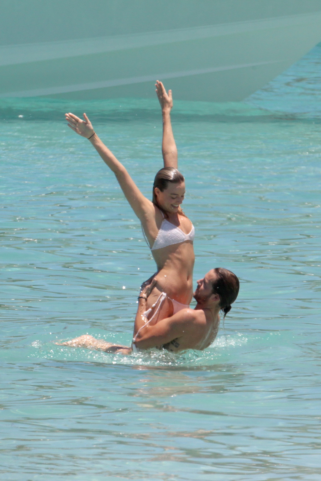 Margot Robbie se fait tripoter le cul dans un minuscule bikini blanc
 #75143595