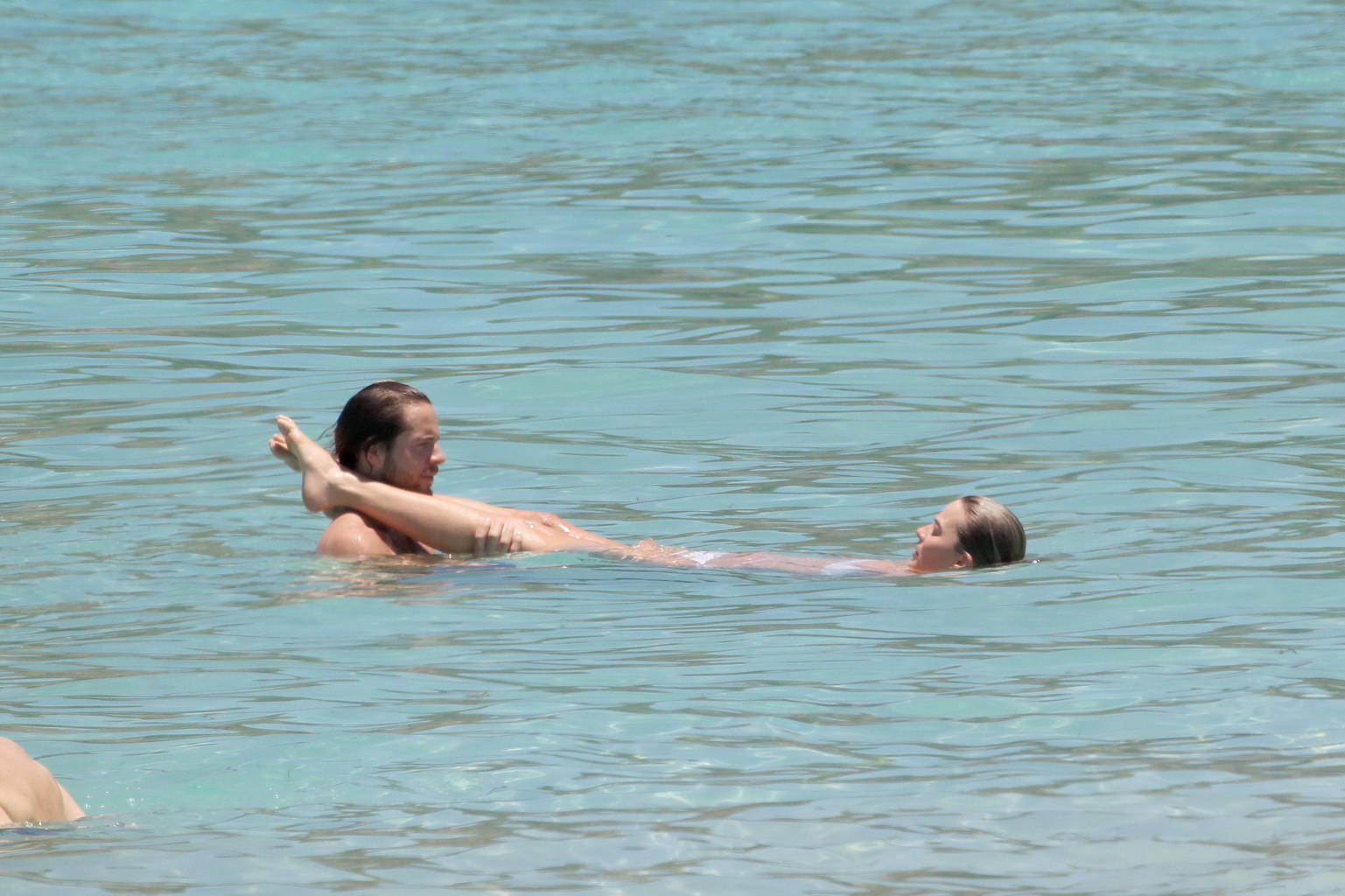 Margot Robbie se fait tripoter le cul dans un minuscule bikini blanc
 #75143618