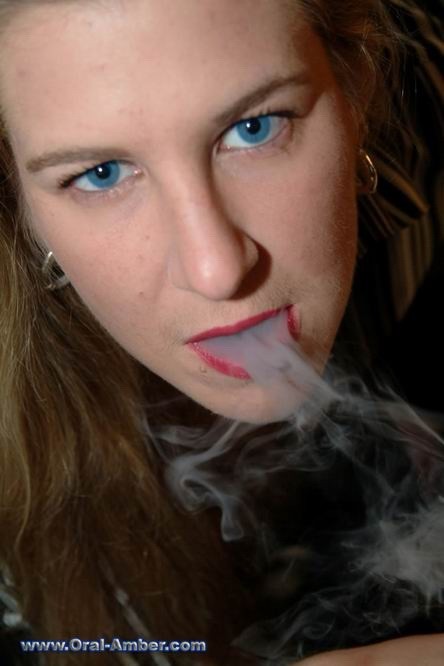 Rauchendes blondes Amateur-Mädchen gibt einen Blowjob
 #74067108