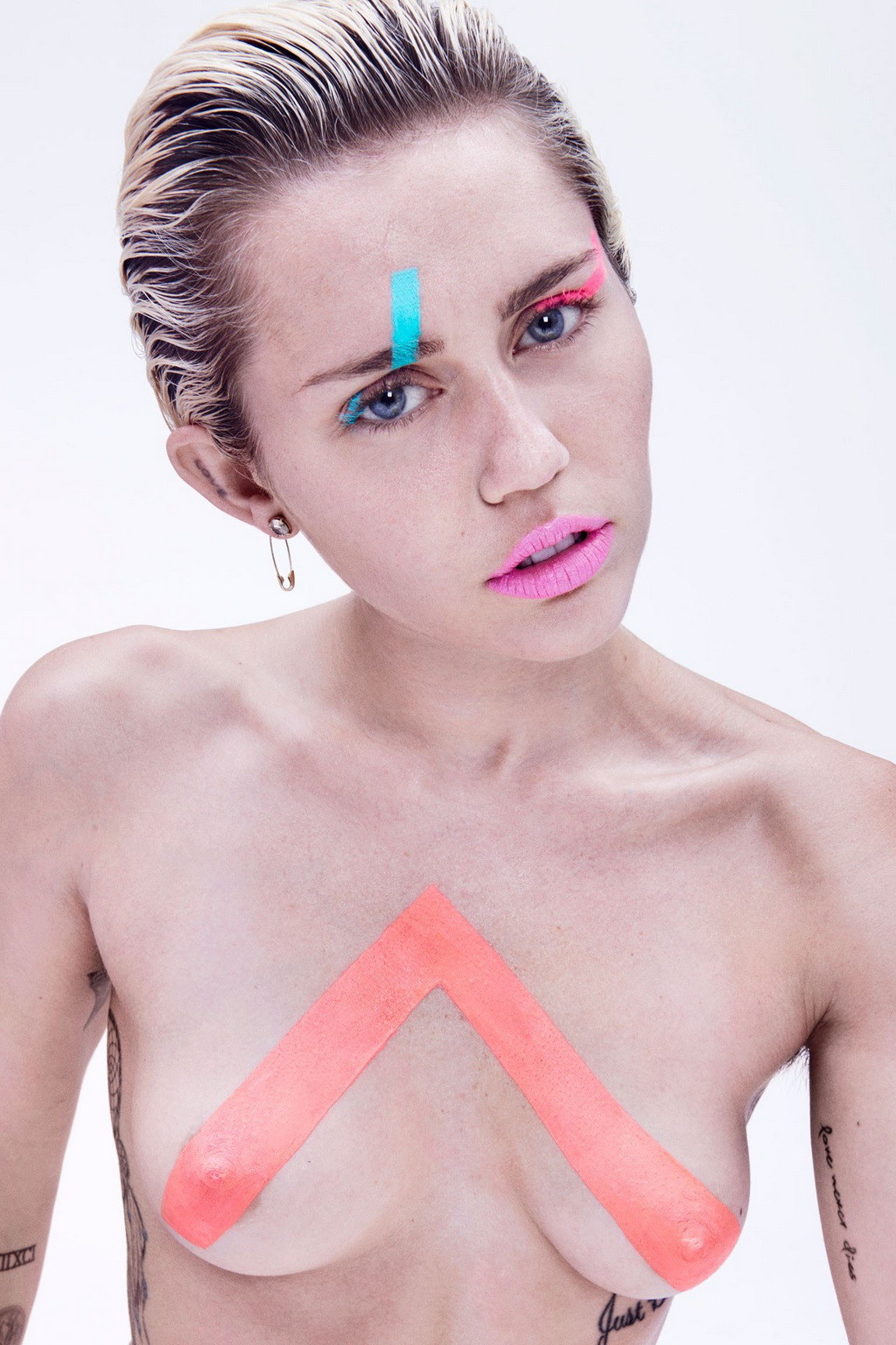Miley cyrus enseñando las tetas y el coño desnudo
 #75149978