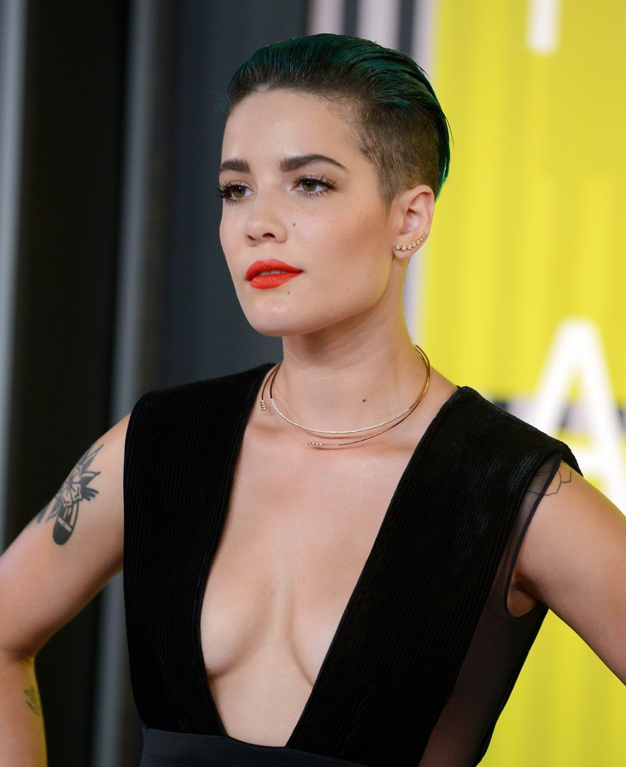 Halsey aux gros seins montrant ses seins dans une combinaison révélatrice
 #75153430