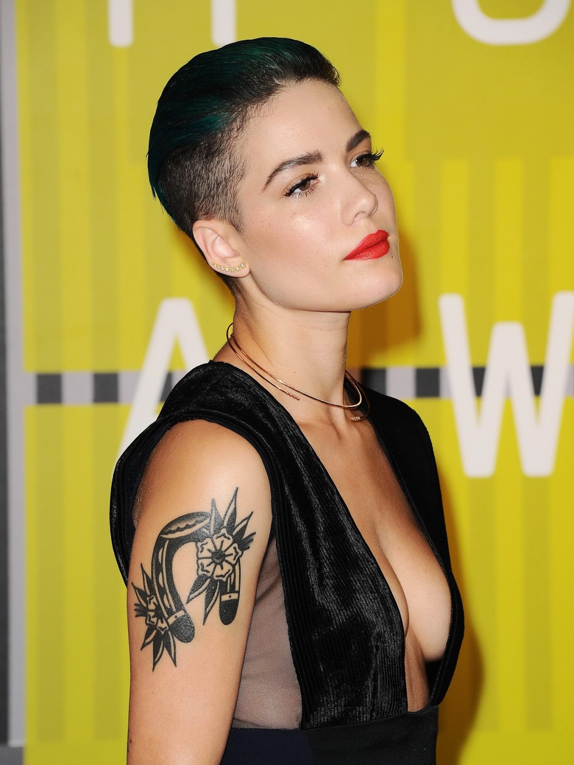 Halsey aux gros seins montrant ses seins dans une combinaison révélatrice
 #75153440