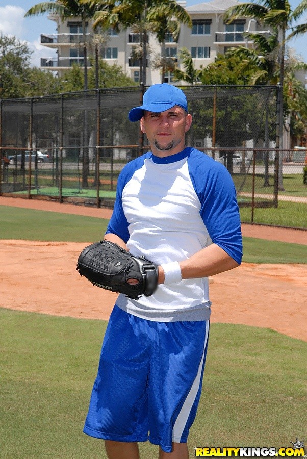 Lexxxi estaba colgando y jugando al béisbol con jmac. tenía un traje ajustado que s
 #70239230