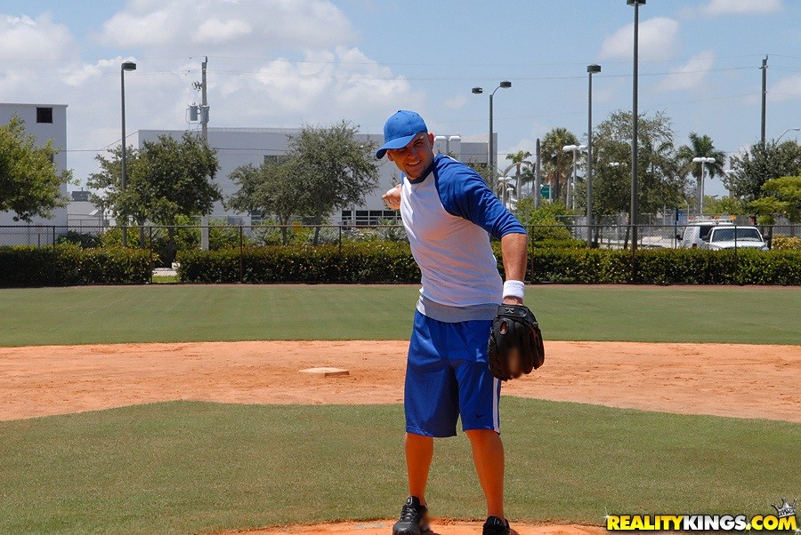 Lexxxi estaba colgando y jugando al béisbol con jmac. tenía un traje ajustado que s
 #70239263