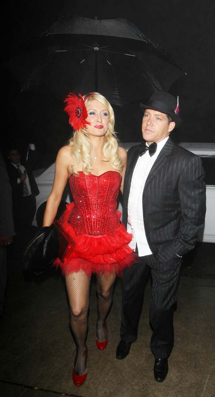 Paris Hilton sieht sehr sexy und langbeinig in rotem Minirock und Netzstrumpfhose aus
 #75317395