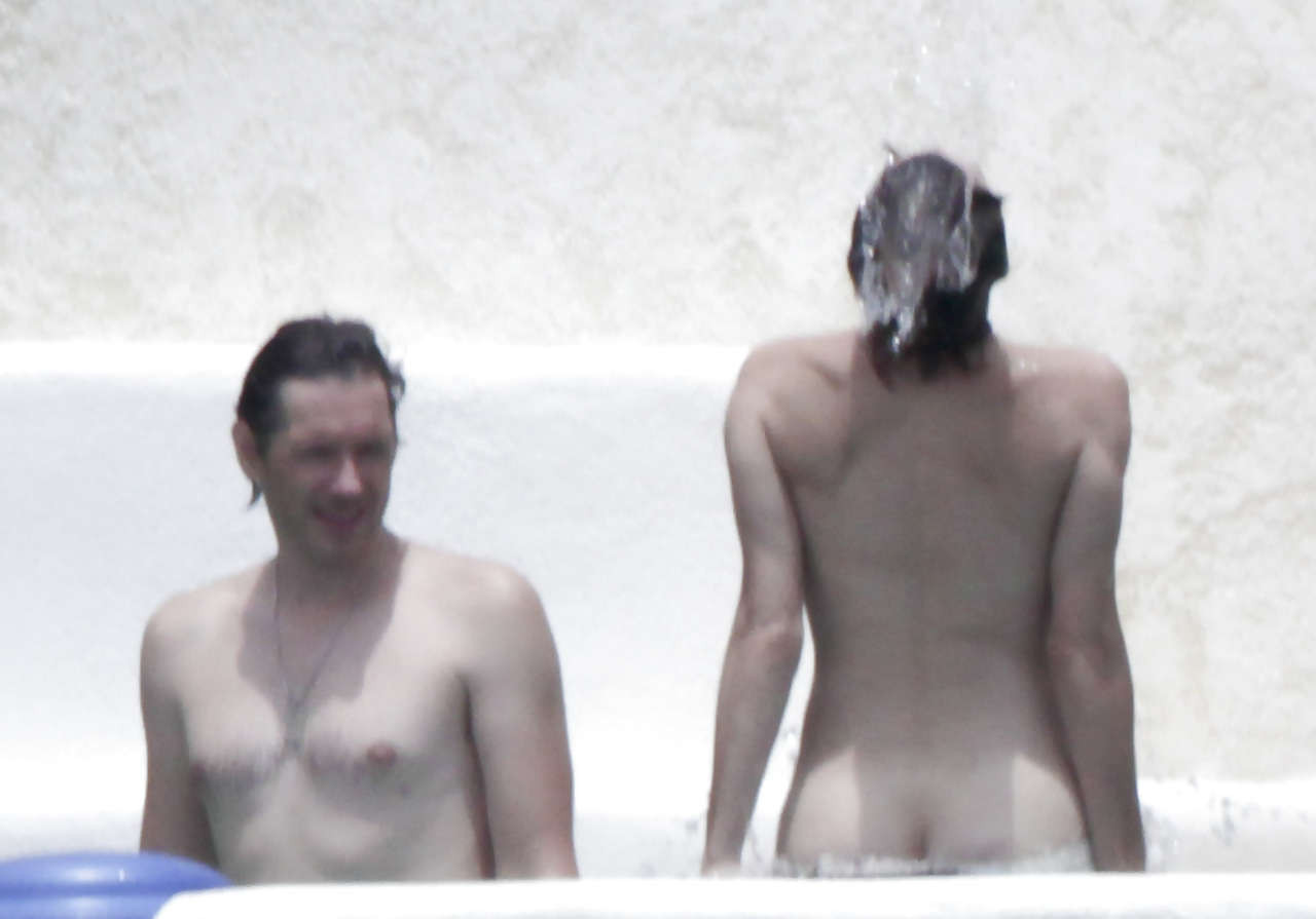 Milla jovovich surprise seins nus dans une piscine par des paparazzi et leur faisant un doigt d'honneur.
 #75289751