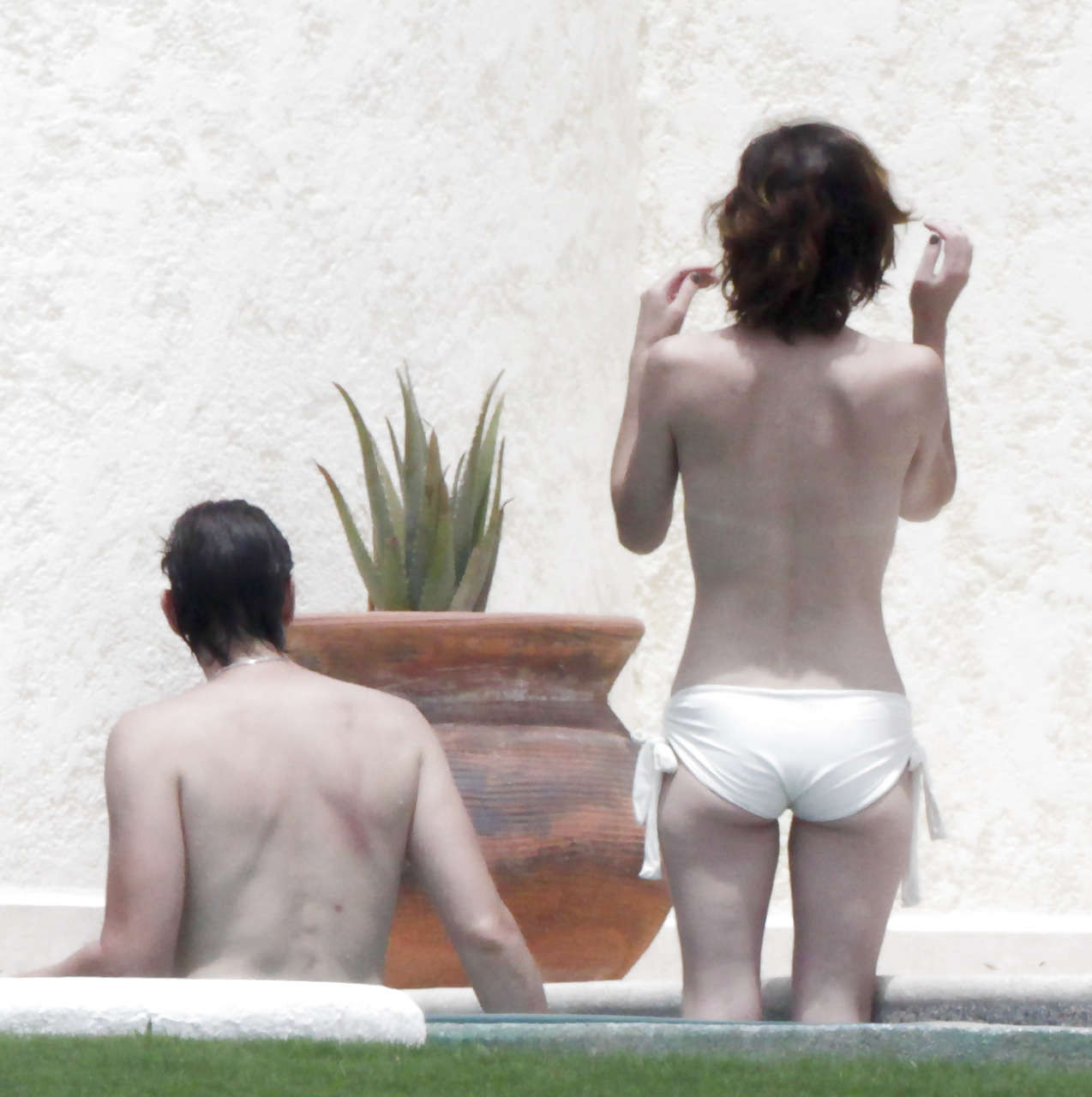 Milla jovovich surprise seins nus dans une piscine par des paparazzi et leur faisant un doigt d'honneur.
 #75289775