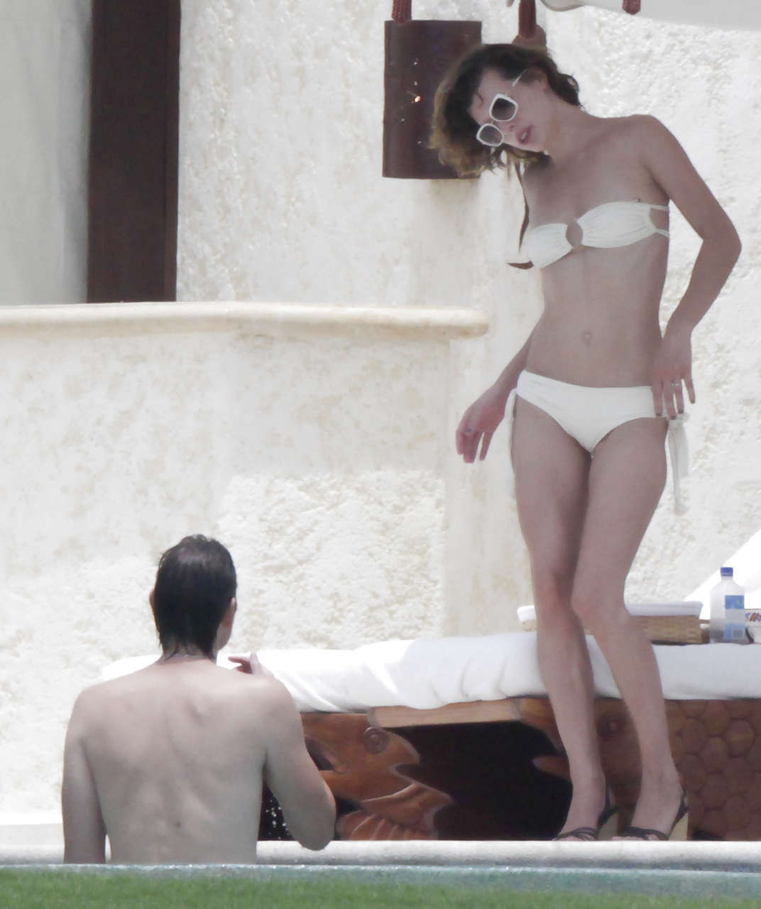 Milla jovovich surprise seins nus dans une piscine par des paparazzi et leur faisant un doigt d'honneur.
 #75289786