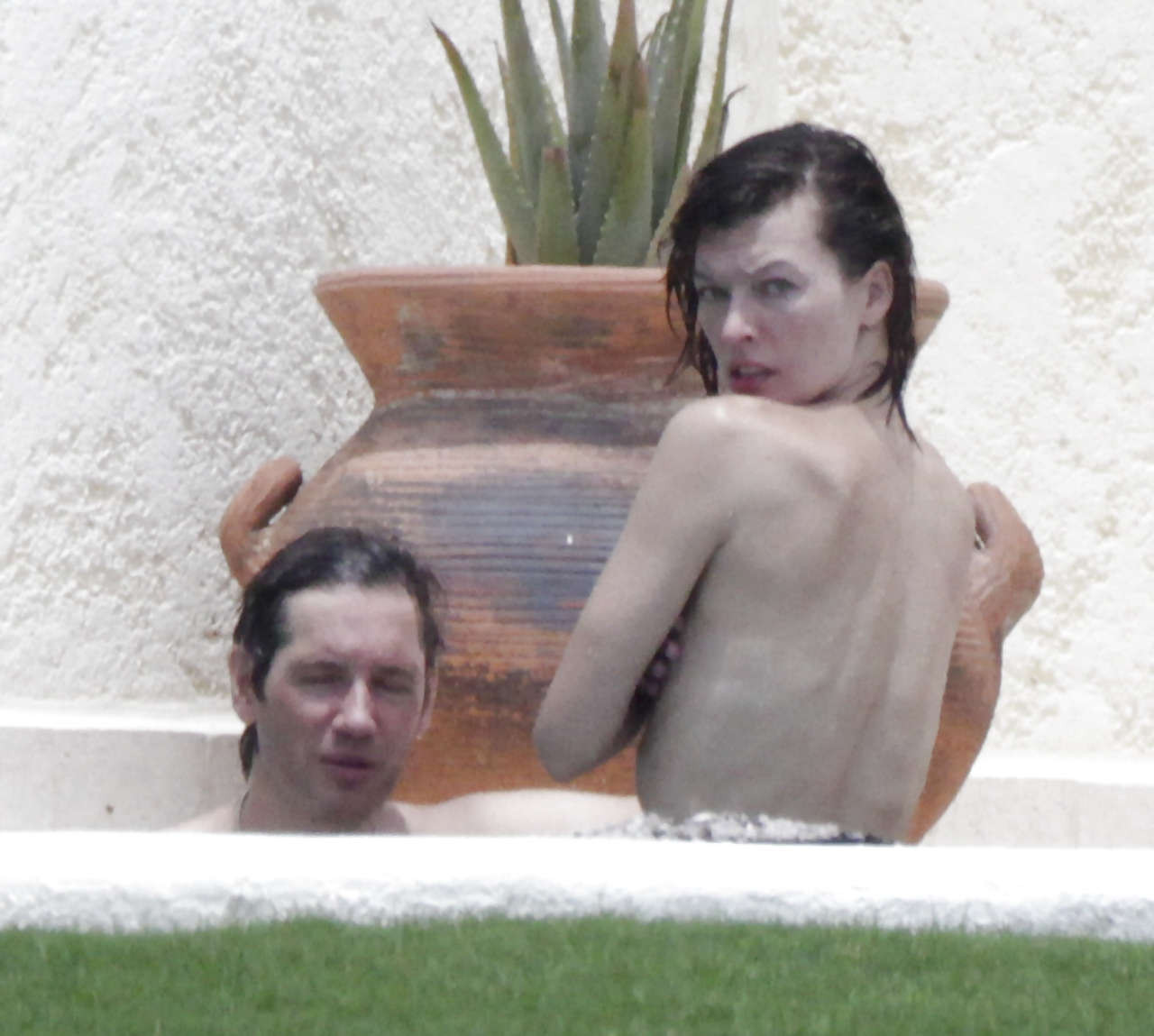 Milla jovovich surprise seins nus dans une piscine par des paparazzi et leur faisant un doigt d'honneur.
 #75289802