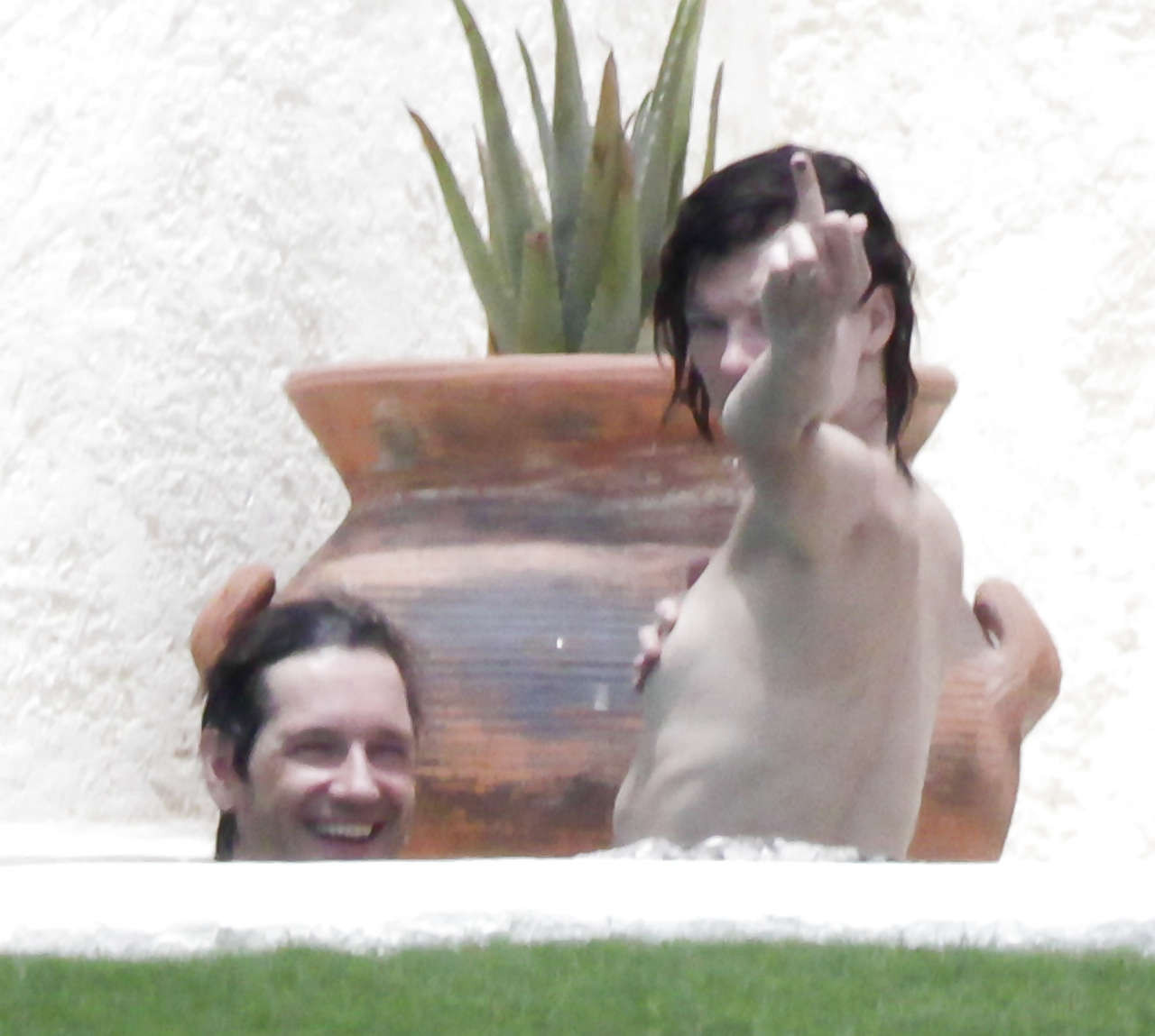 Milla jovovich surprise seins nus dans une piscine par des paparazzi et leur faisant un doigt d'honneur.
 #75289832