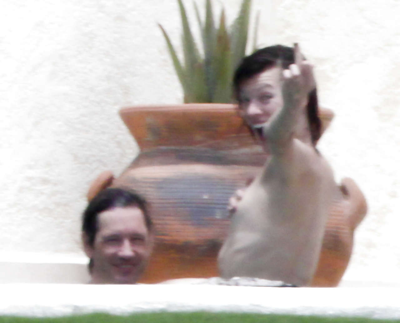 Milla jovovich surprise seins nus dans une piscine par des paparazzi et leur faisant un doigt d'honneur.
 #75289838