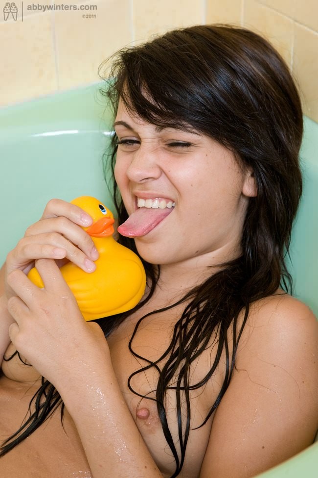 Pointy Tits Mit Weichen Geschwollenen Brustwarzen In Der Badewanner 