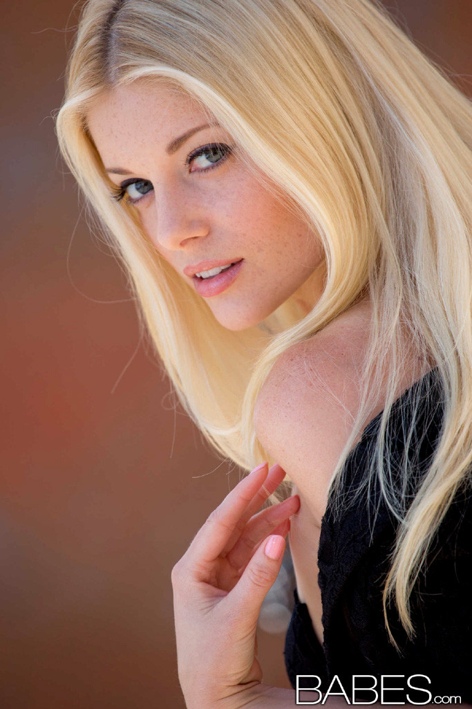 Charlotte stokely se da placer con su coño impecable con una sonrisa traviesa
 #71190003