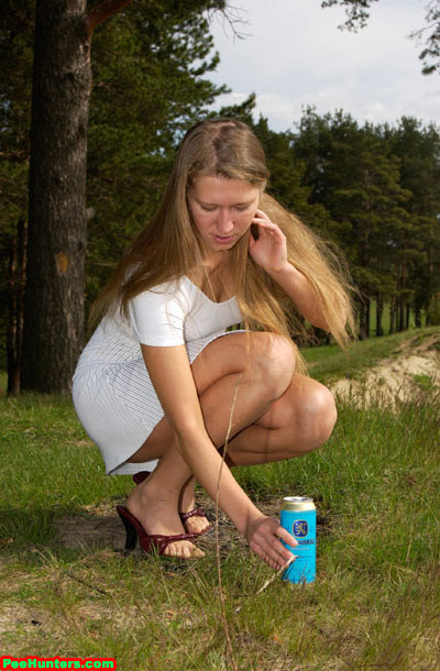 Rubia amateur orinando al aire libre después de beber cerveza
 #78617045