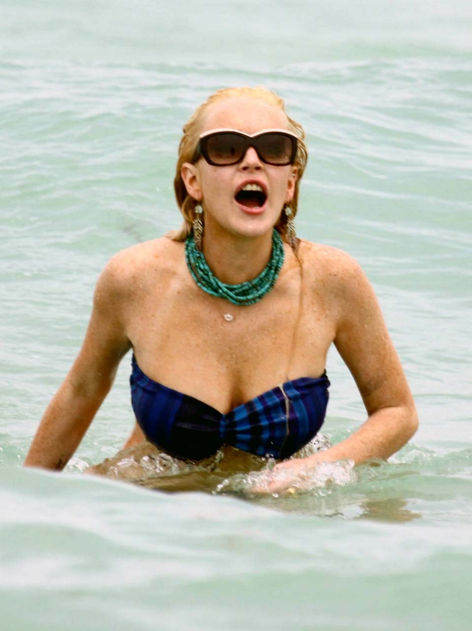 Lindsay lohan tette scivolare dal bikini su foto paparazzi spiaggia oops
 #75303506