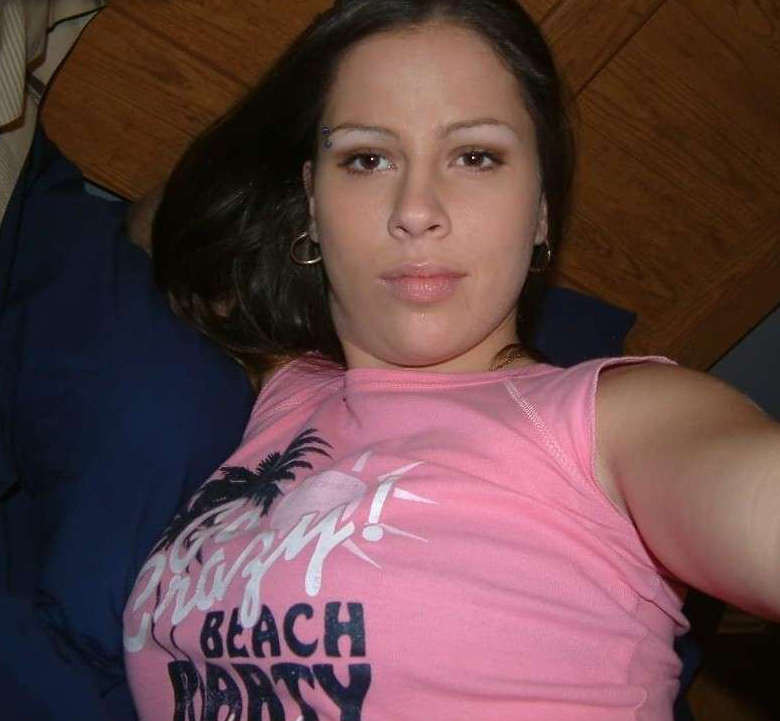 Bilder einer netten Freundin, die ihre Titten und Fotze zeigt
 #75718249