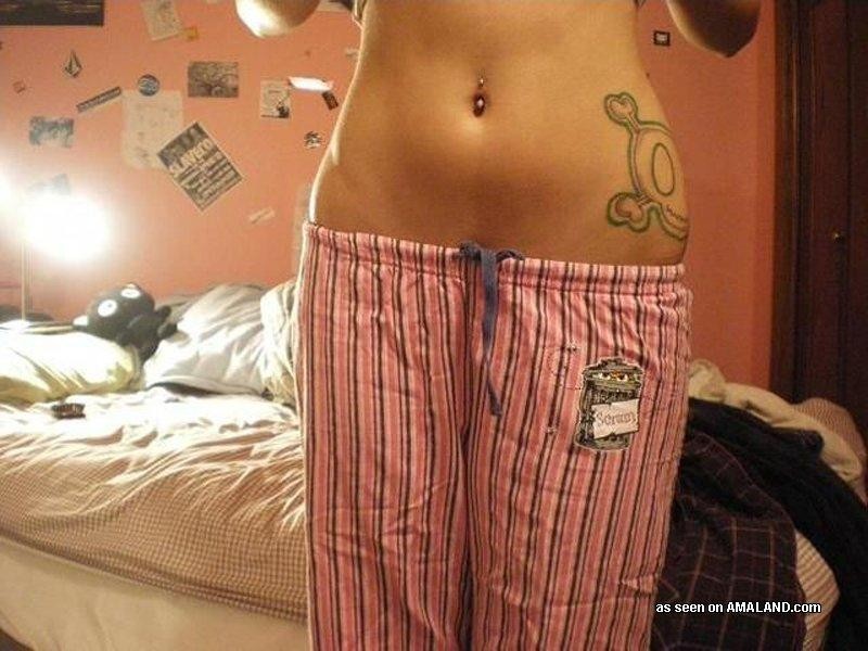 Hardcore pierced chick posando sleazy en selfpics caliente
 #75701058