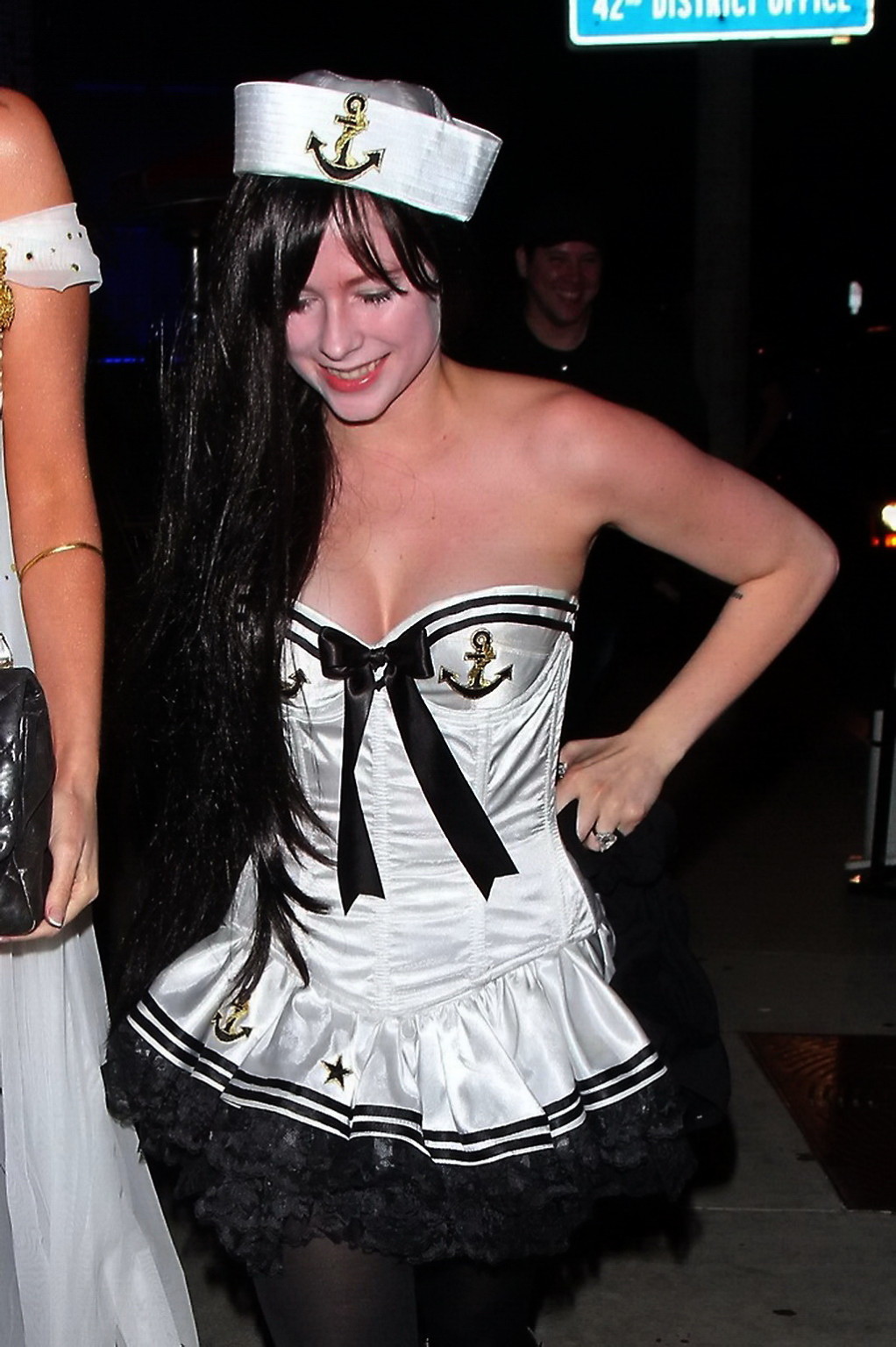 Avril lavigne portant un costume de marin sexy devant le boa steakhouse à beverl
 #75249709