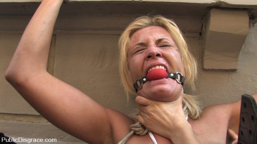 Rubia siendo obediente en bondage y follada al aire libre
 #72107604