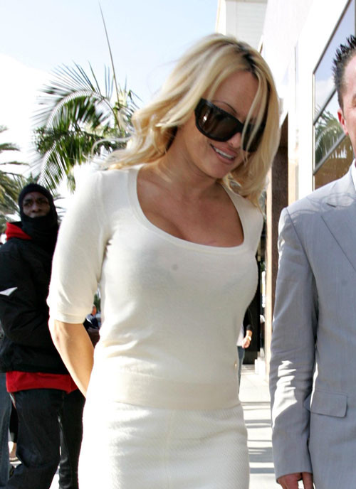 Pamela Anderson mostrando le sue mutandine upskirt in auto foto paparazzi
 #75402860