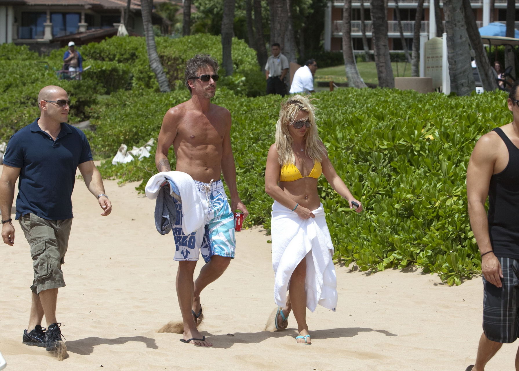 Britney spears portant un bikini jaune sexy sur une plage hawaïenne
 #75335808