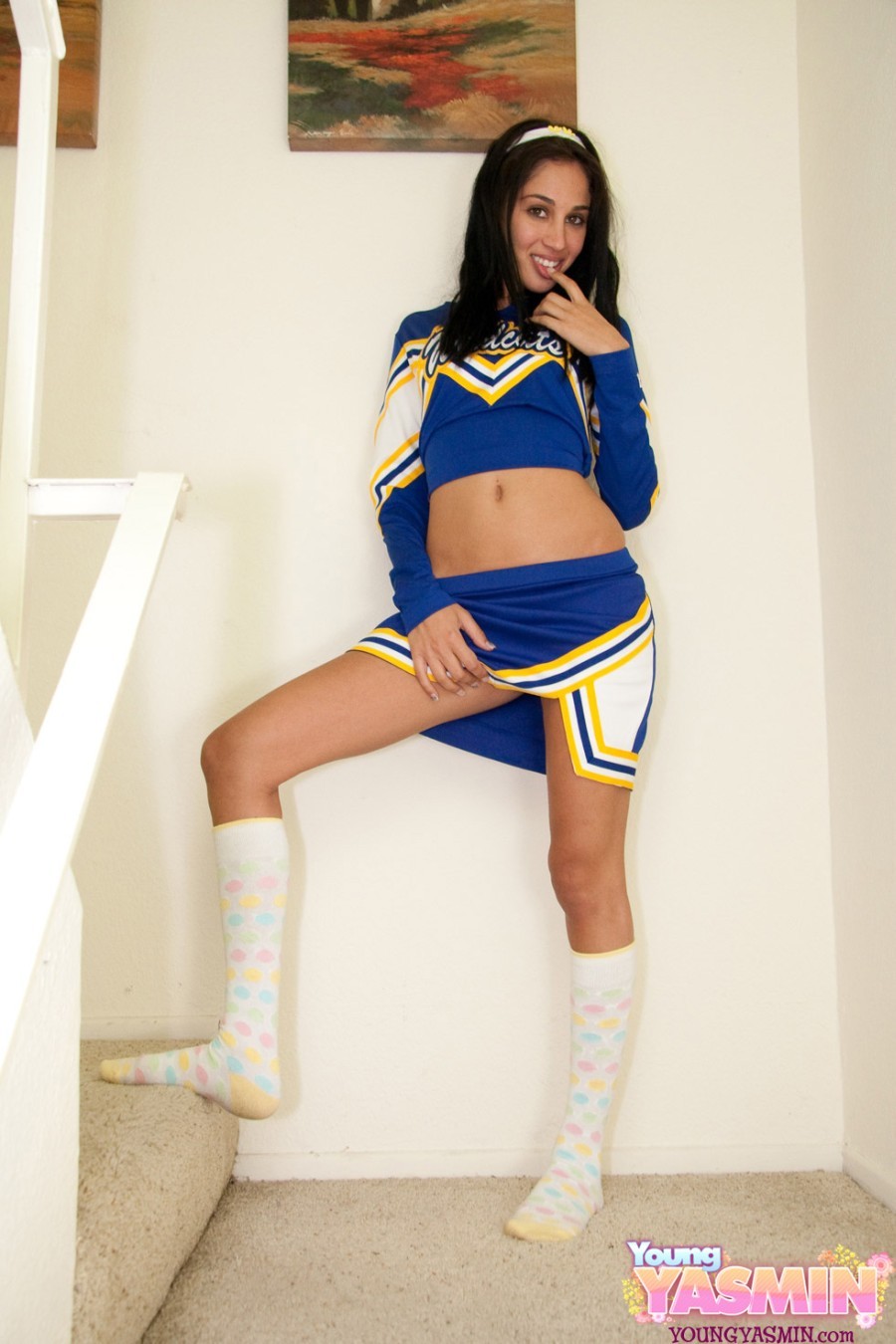 Jeune brune en tenue sexy de pom-pom girl.
 #71435111