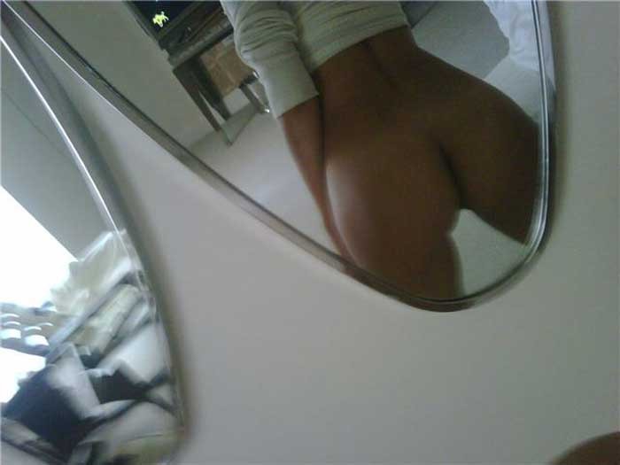 Rihanna guardando il suo corpo nudo sexy nello specchio
 #75376961