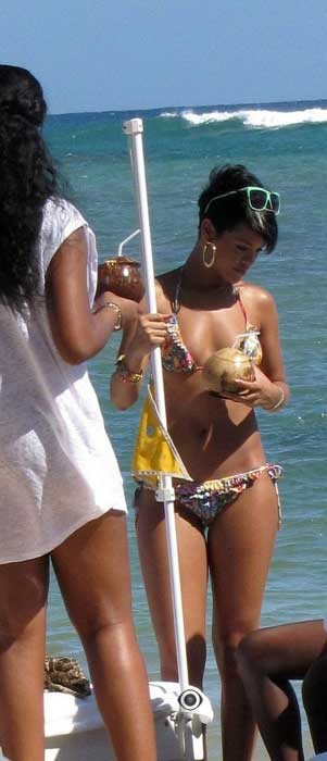 Rihanna mirando su cuerpo desnudo sexy en el espejo
 #75376973