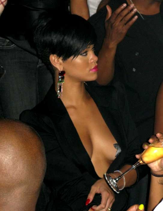Rihanna guardando il suo corpo nudo sexy nello specchio
 #75376978