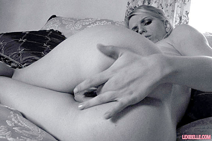 Lexi belle bionda calda gioca la sua figa in questo set di foto erotiche in bianco e nero
 #72686470