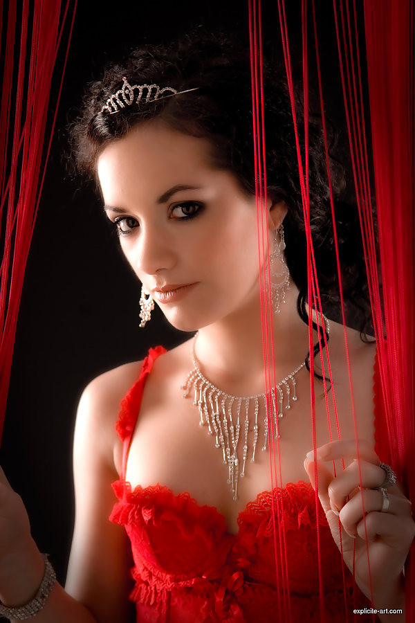 Hermosa joven francesa en lencería roja y medias negras
 #72334648