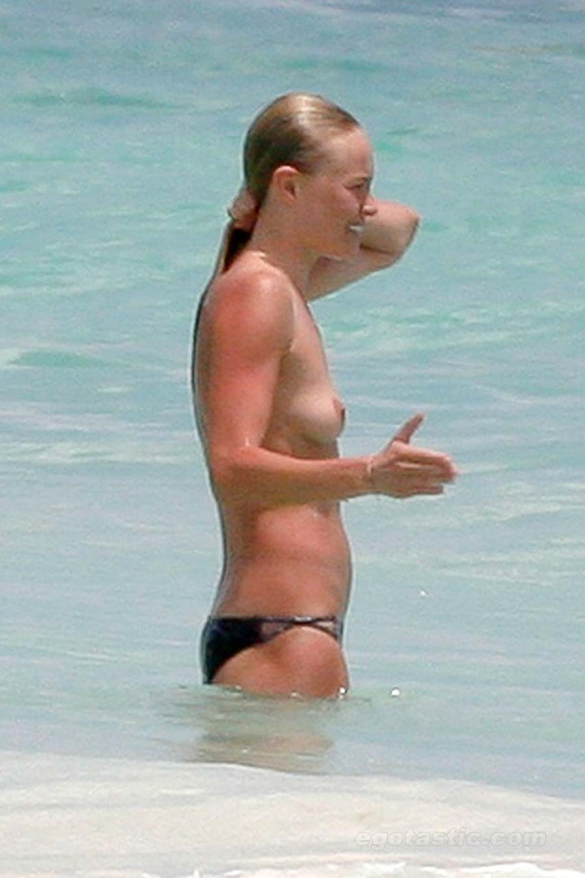 Kate Bosworth entblößt ihre schönen großen Brüste und spielt am Strand Paparazzi Bild
 #75308437