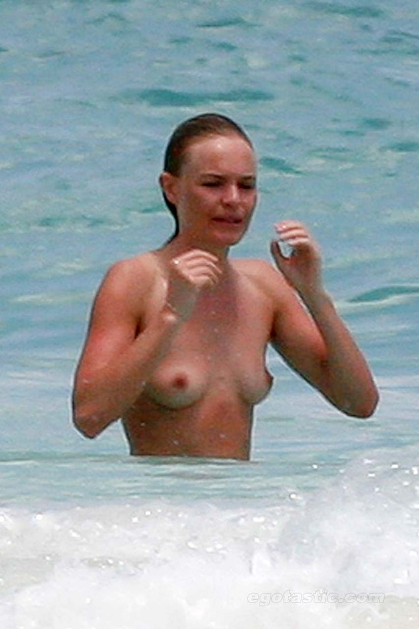Kate Bosworth entblößt ihre schönen großen Brüste und spielt am Strand Paparazzi Bild
 #75308457