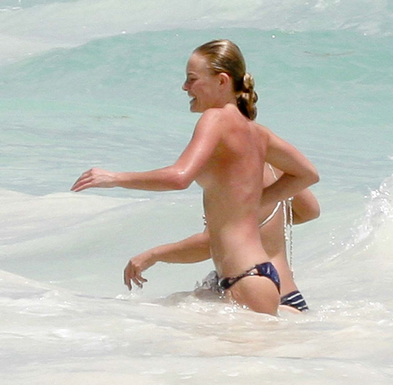 Kate bosworth exponiendo sus bonitas tetas grandes y jugando en la playa foto paparazzi
 #75308473