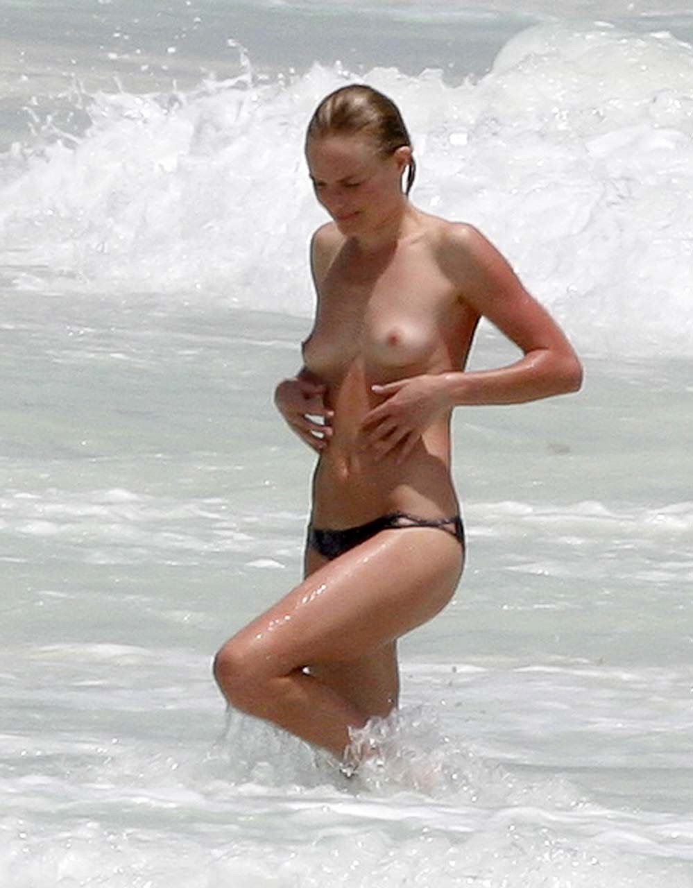 Kate bosworth exponiendo sus bonitas tetas grandes y jugando en la playa foto paparazzi
 #75308480